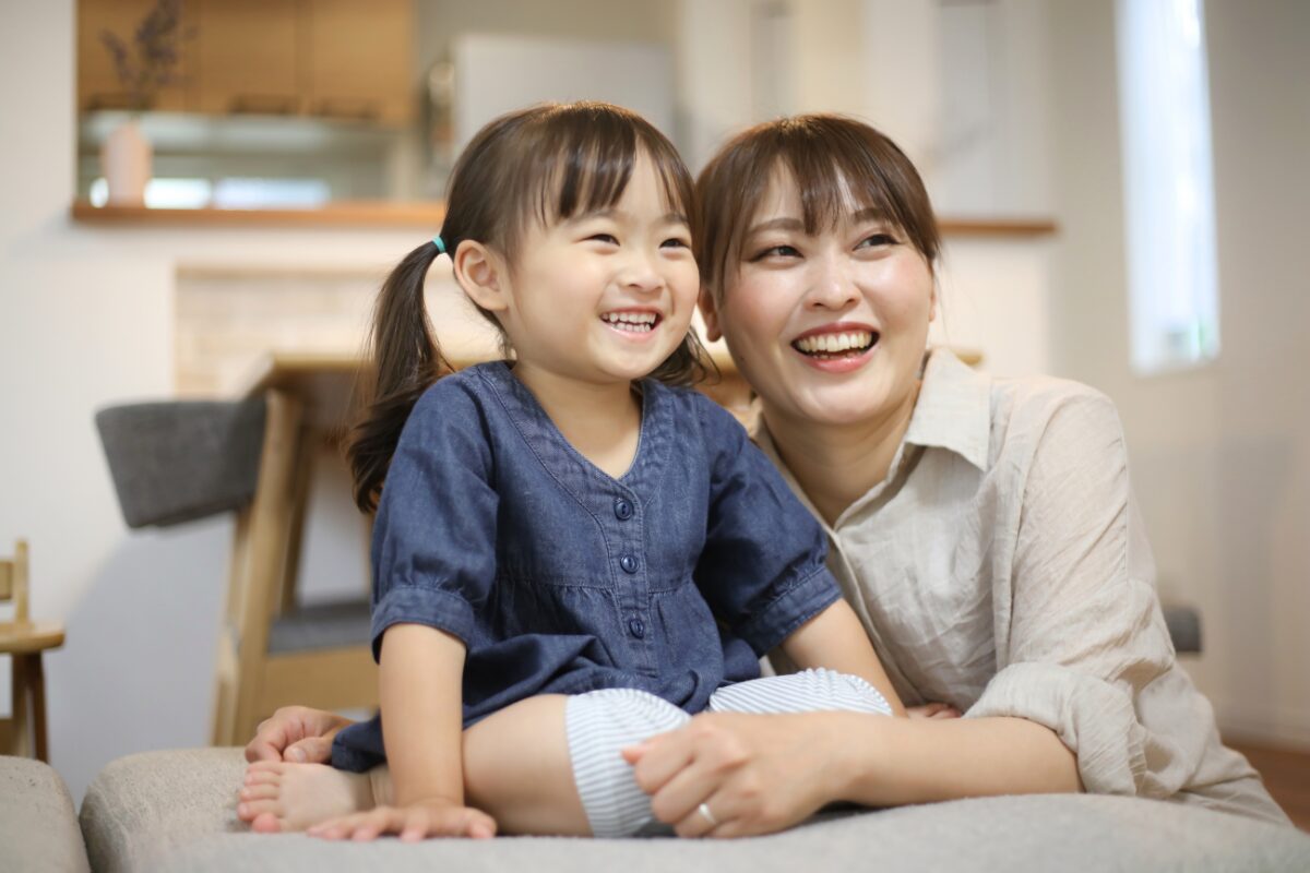 ママと子どもが笑い合い、安心した時間を過ごす様子